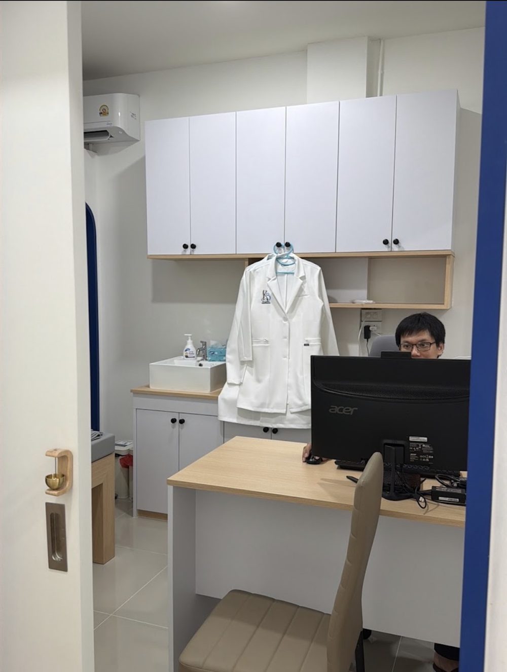 ห้องตรวจของคลินิกกระดูกและข้อหมอกันตภณ